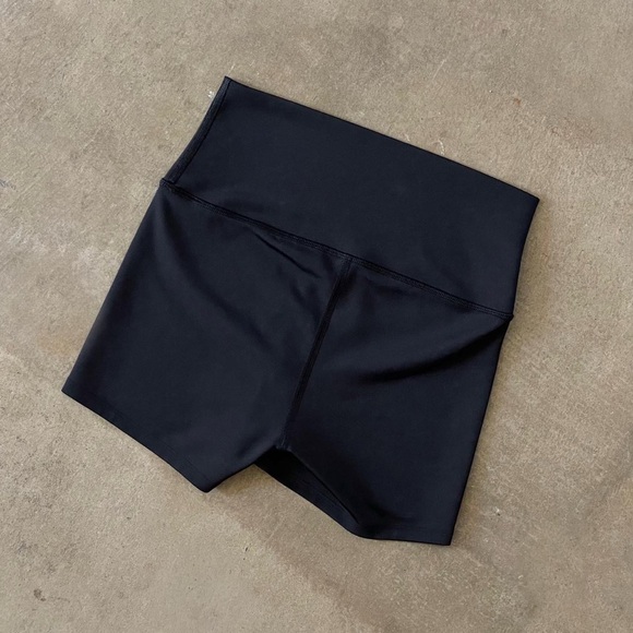 Alo Yoga black airlift shorts 3” - Picture 2 of 4